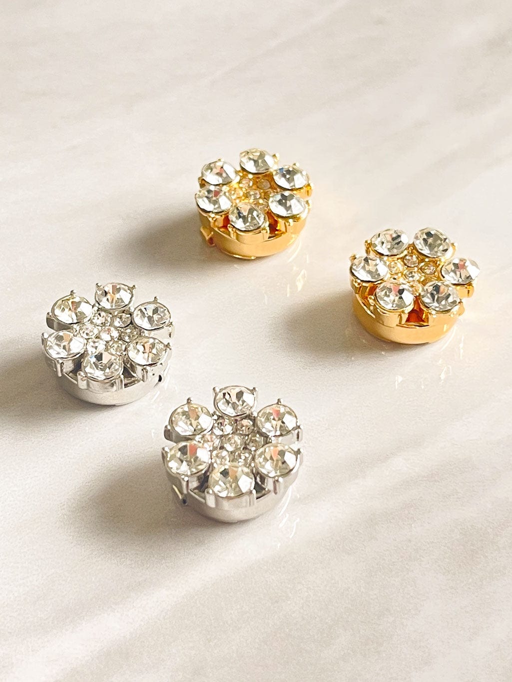 MEA NANI JEWELLERY Mansjettknapper CLARA - Gullfargede pynteknapper med glitrende steiner – 2-pk