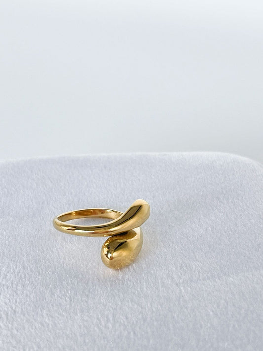 MEA NANI JEWELLERY NADIA RING 18K GULLBELAGT - Myk formet organisk ring i regulerbar størrelse