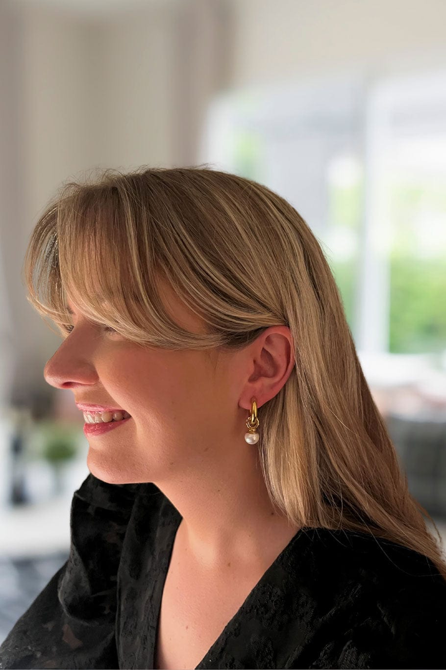MEA NANI JEWELLERY Øredobber AMALIE - GULLBELAGTE HOOPS MED PERLEANHENG OG RHINESTONES