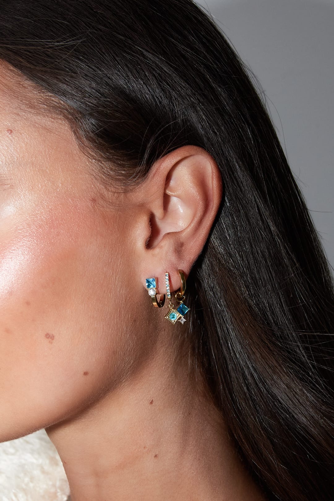 MEA NANI JEWELLERY Øredobber Default AZURA STACK – gullbelagte huggies med turkise steiner, sett med 3