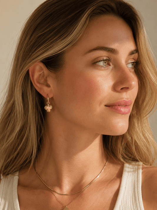 MEA NANI JEWELLERY Øredobber Gull CLOVER Hoops – 14K gullbelagte øredobber