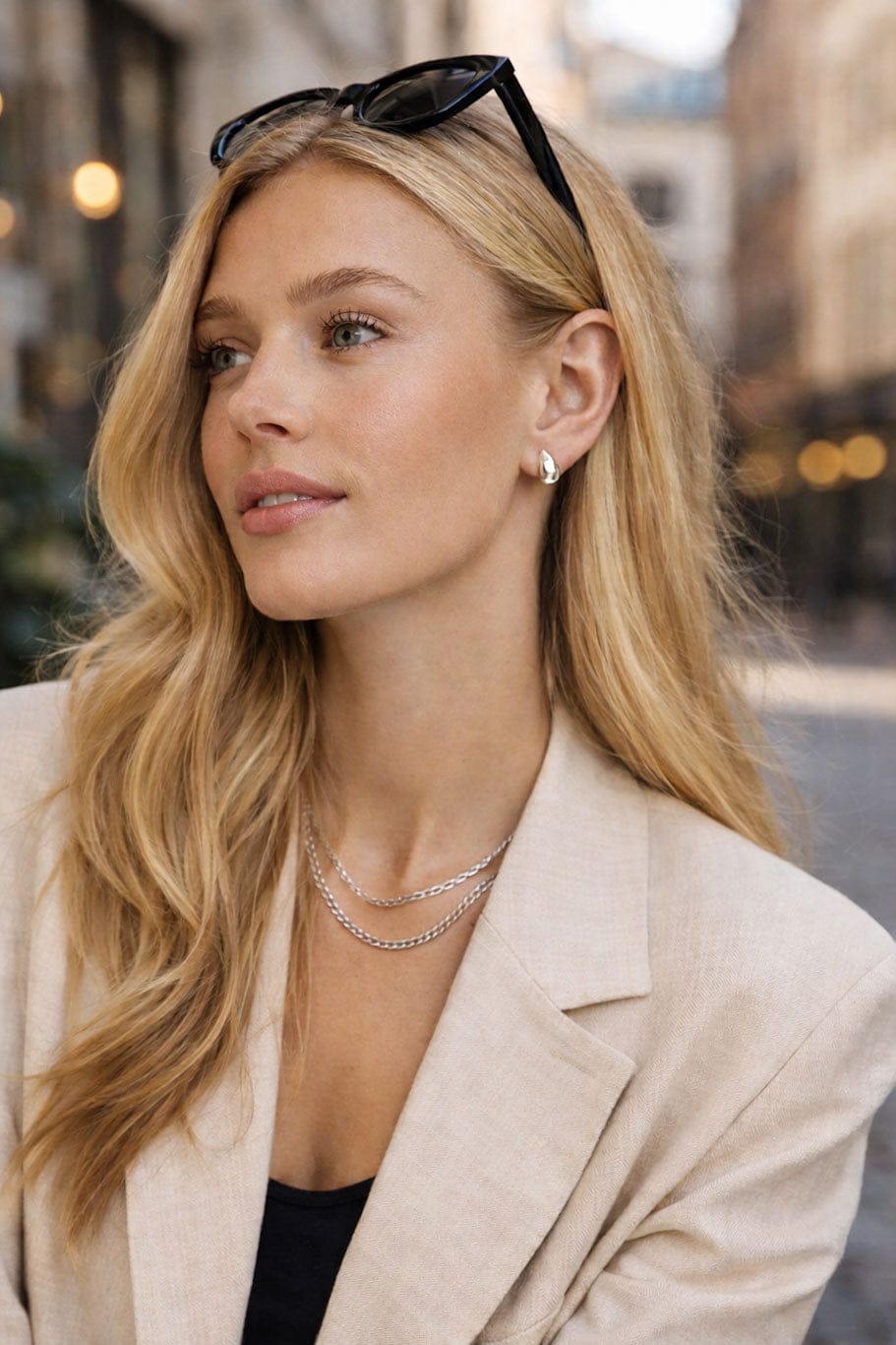 MEA NANI JEWELLERY Øredobber HELLO LOVELY DROPLET STUDS – Waterproof øredobber i kirurgisk stål