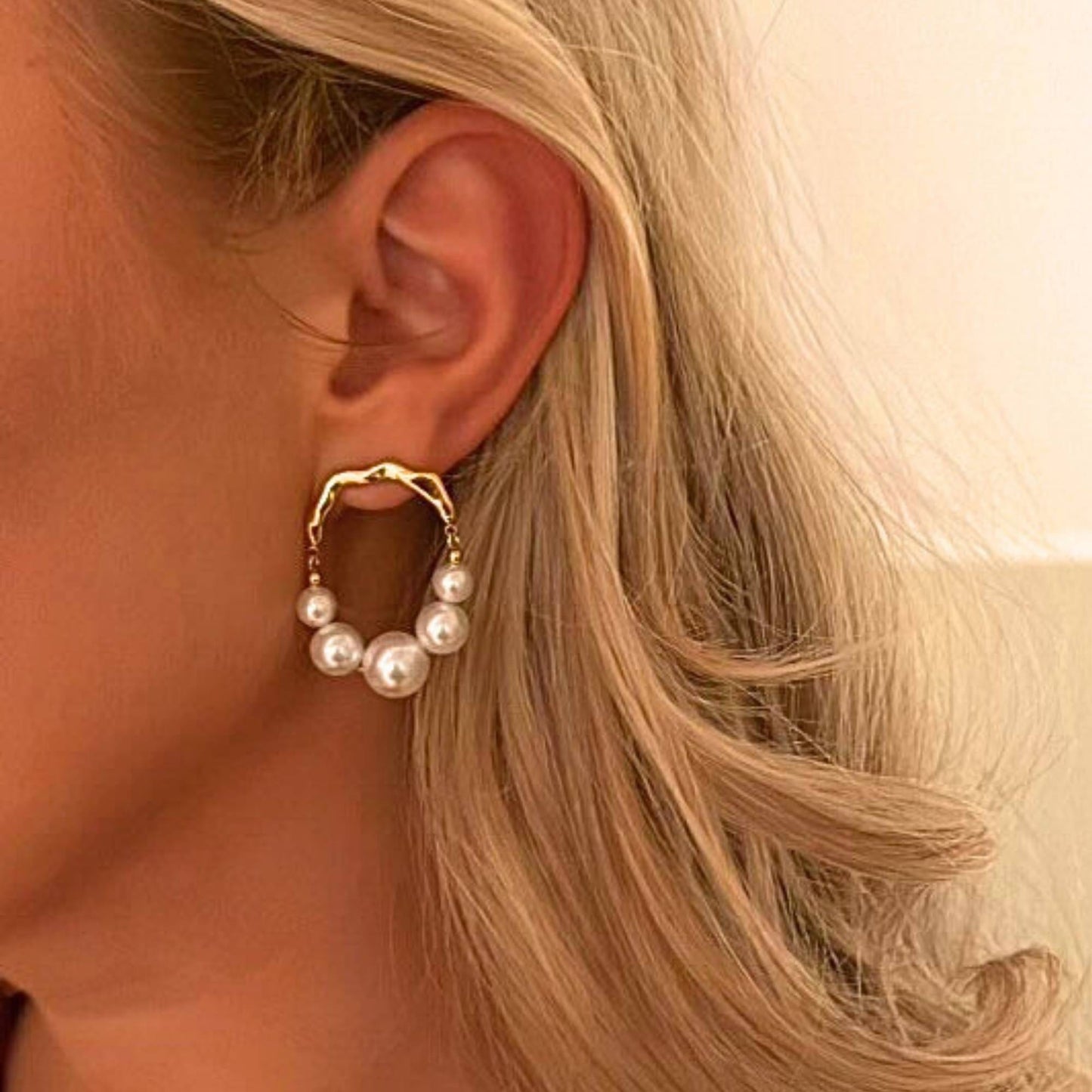 MEA NANI JEWELLERY Øredobber LUNA ØREDOBBER – 18K gullbelagt med hvite perler