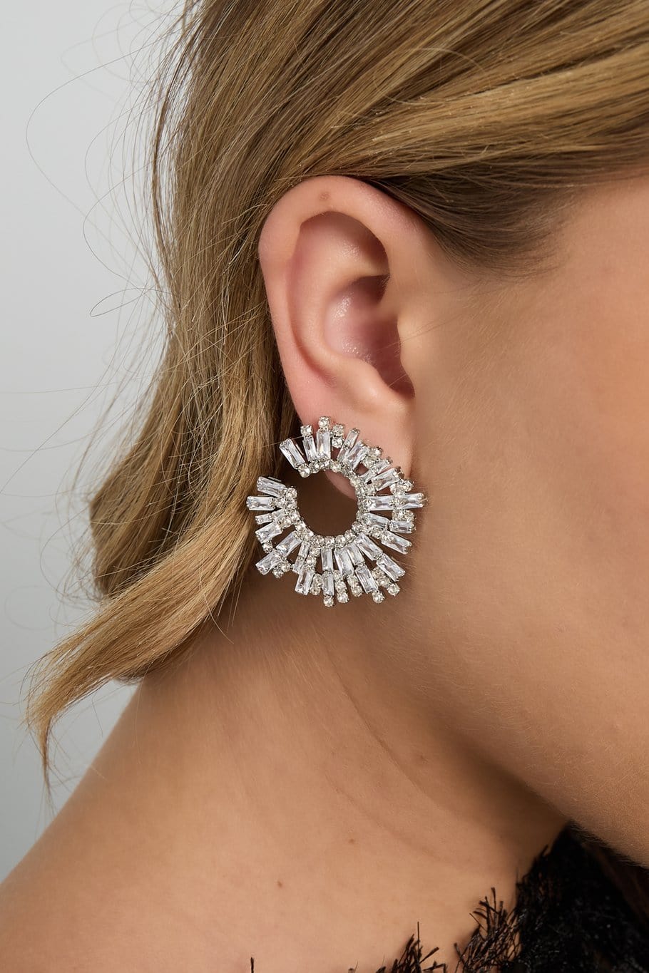 MEA NANI JEWELLERY Øredobber MIDNIGHT SHINE EARRINGS – 14K gullbelagt hvitt gull statementøredobber