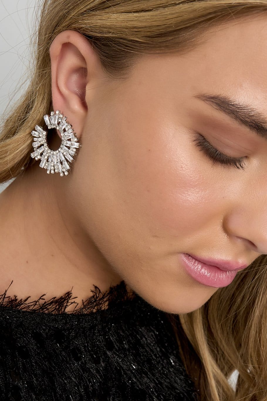MEA NANI JEWELLERY Øredobber MIDNIGHT SHINE EARRINGS – 14K gullbelagt hvitt gull statementøredobber