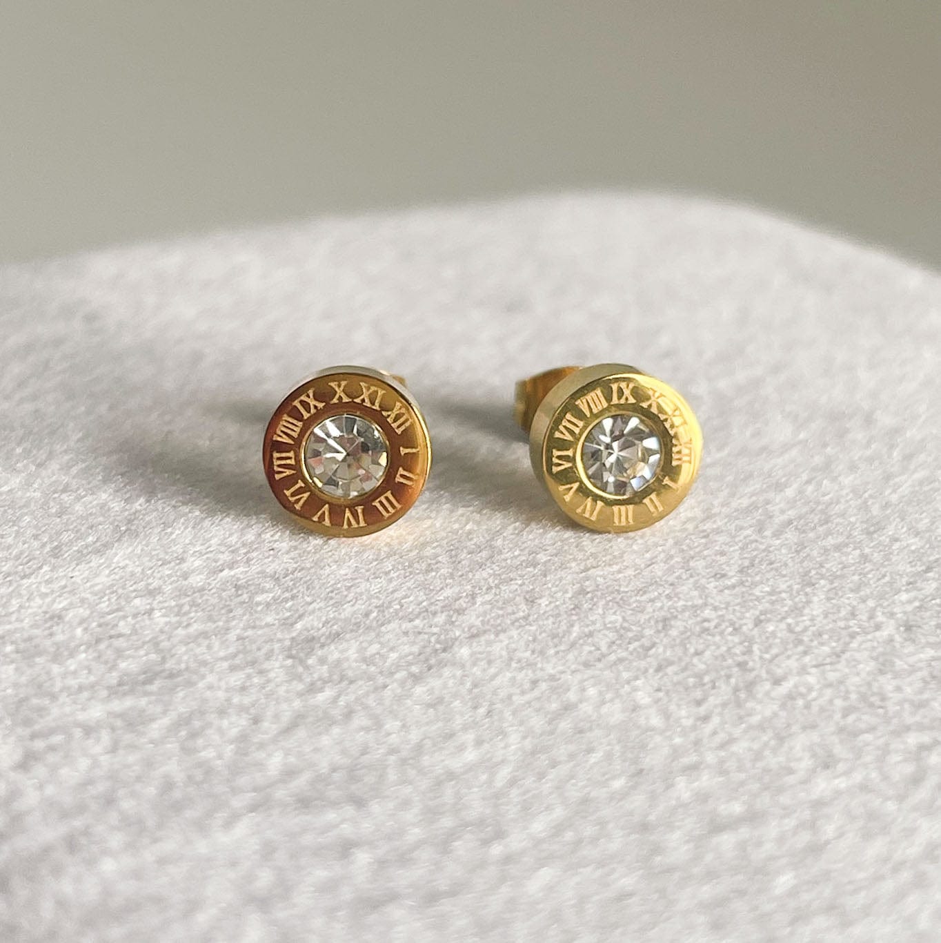 MEA NANI JEWELLERY Øredobber ROMA – gullbelagte øredobber med romertall og zirkonastein