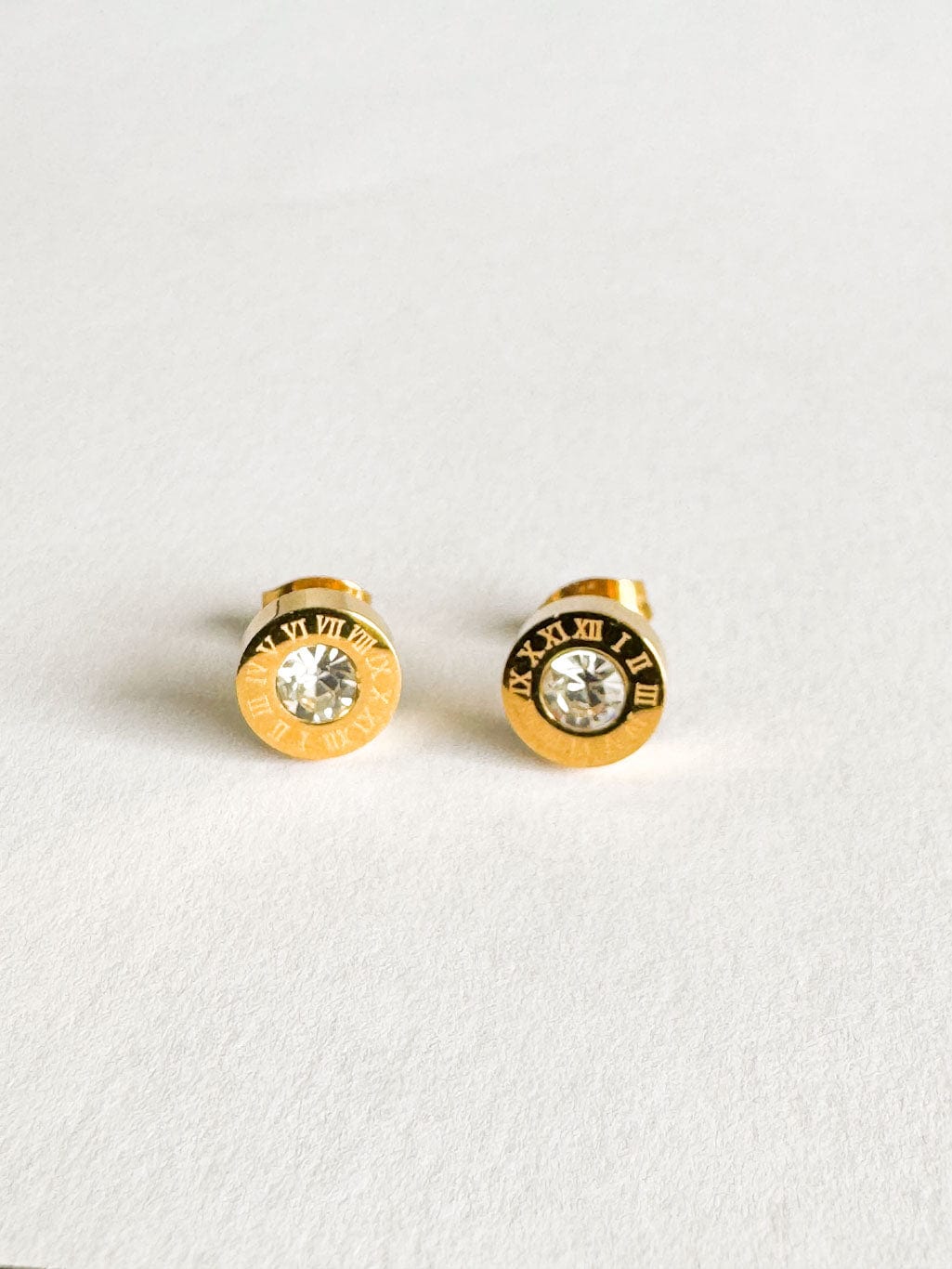 MEA NANI JEWELLERY Øredobber ROMA – gullbelagte øredobber med romertall og zirkonastein