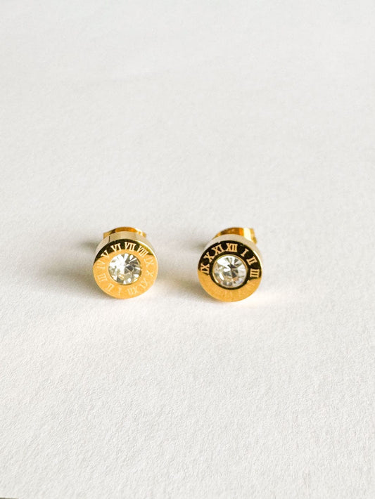 MEA NANI JEWELLERY Øredobber ROMA – gullbelagte øredobber med romertall og zirkonastein