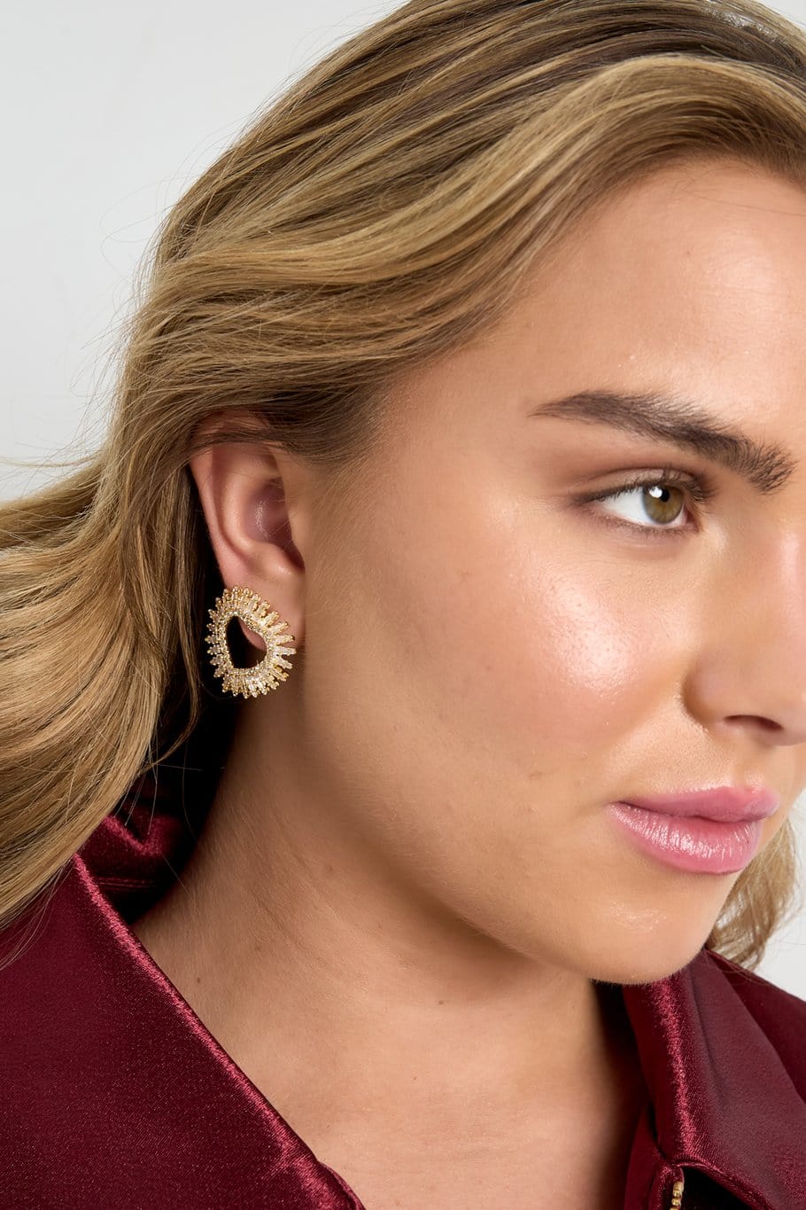 MEA NANI JEWELLERY Øredobber THE AURA HEART EARRINGS – 14 K gullbelagte festøredobber
