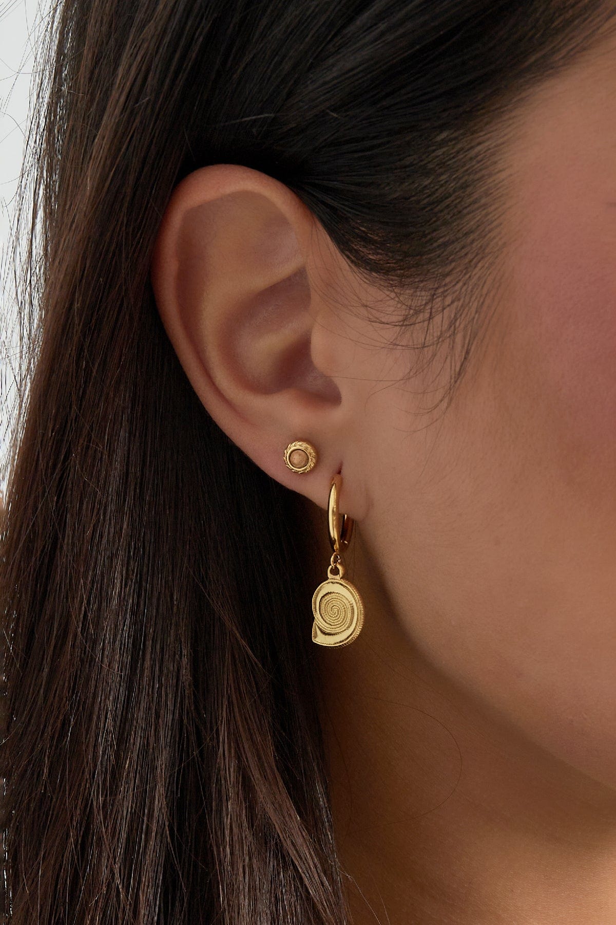 MEA NANI JEWELLERY Øreringer BAY GULLBELAGTE ØRERINGER MED SKJELL CHARMS