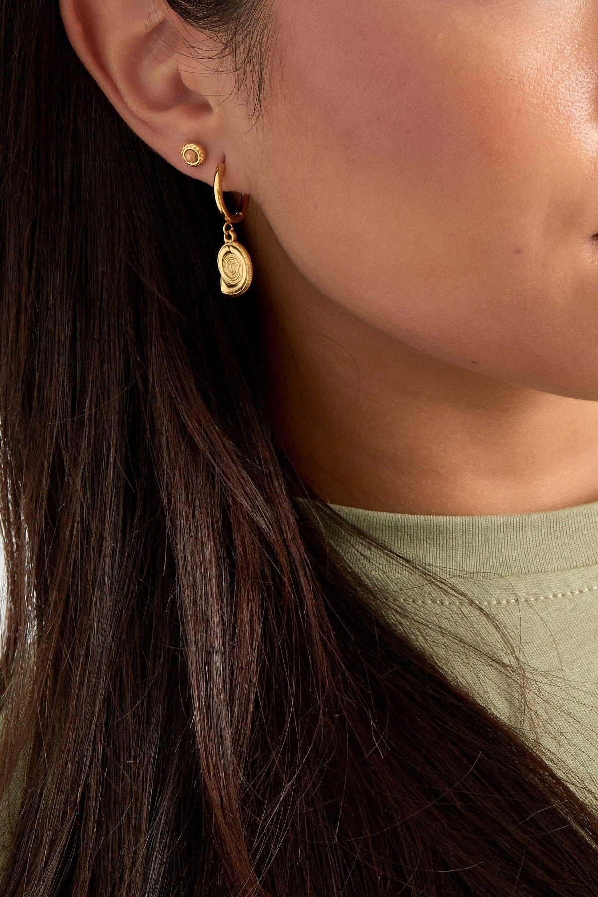 MEA NANI JEWELLERY Øreringer BAY GULLBELAGTE ØRERINGER MED SKJELL CHARMS