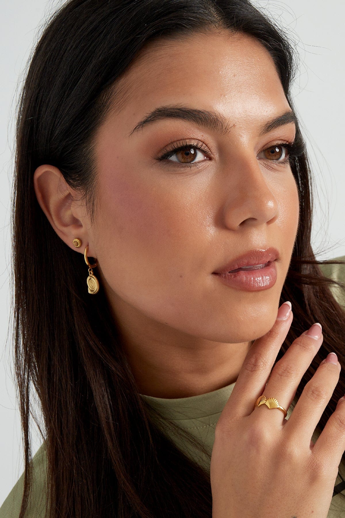 MEA NANI JEWELLERY Øreringer BAY GULLBELAGTE ØRERINGER MED SKJELL CHARMS