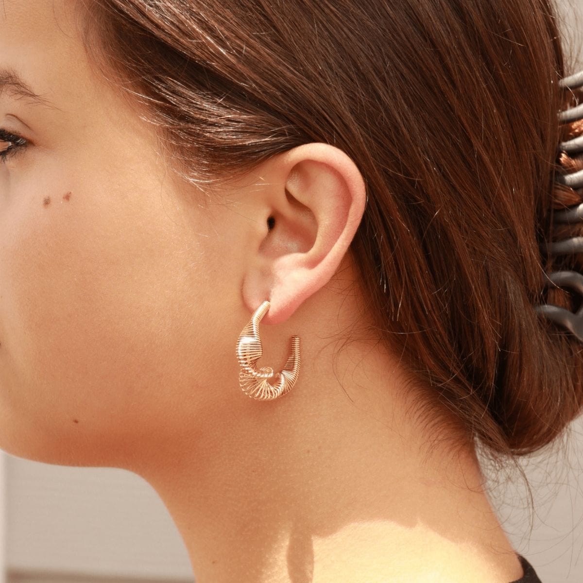 MEA NANI JEWELLERY Øreringer NORD WIRED STATEMENT HOOPS – 18K ekte gullbelagt