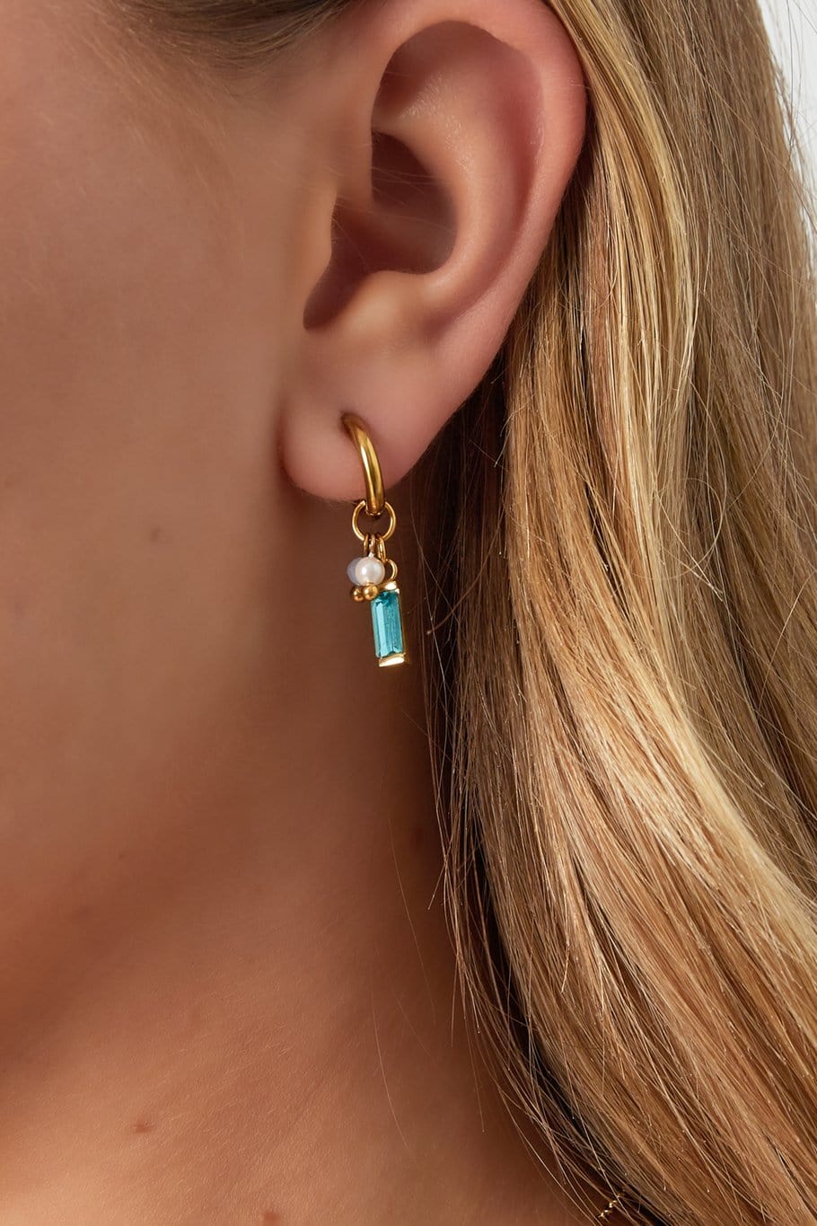 MEA NANI JEWELLERY Øreringer OCEAN WHISPERS HOOPS – 14K Gullbelagt & Havblå