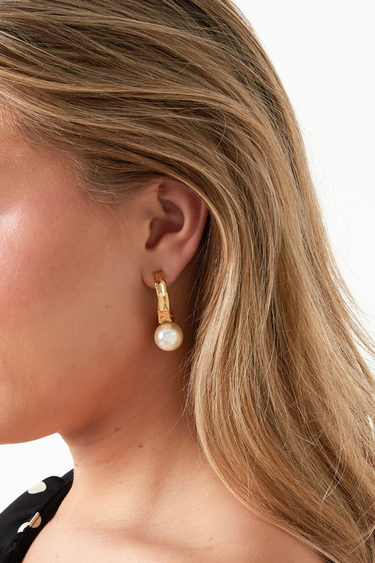 MEA NANI JEWELLERY Øreringer PERLA – gullhoop med perle 14K gullbelagt