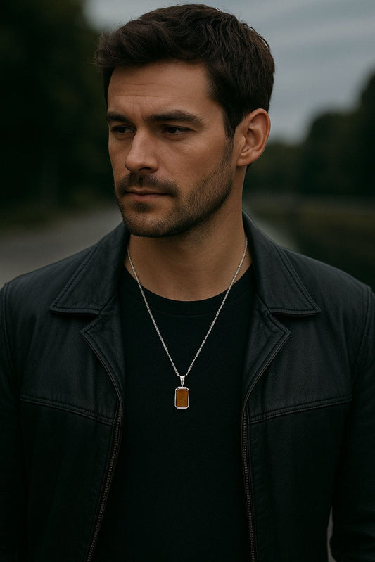 MEA NANI JEWELLERY RAVN HALSKJEDE – maskulint herresmykke i stål med tigerøye stein