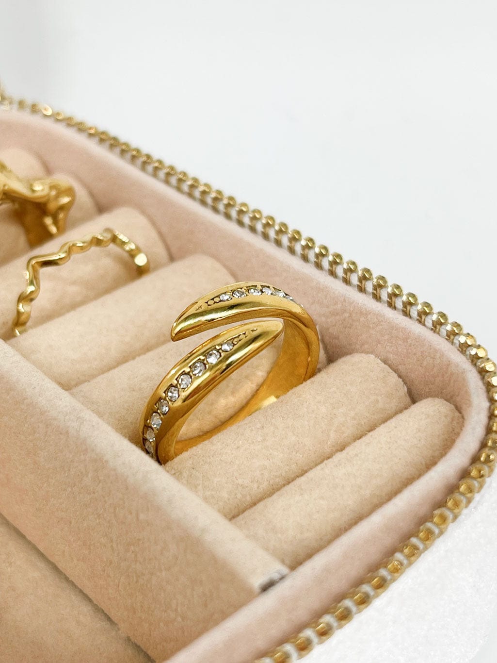MEA NANI JEWELLERY Ring EIRA 18K GULLBELAGT RING MED ZIRKONA STEIN - Klassisk og justerbar ring til dame