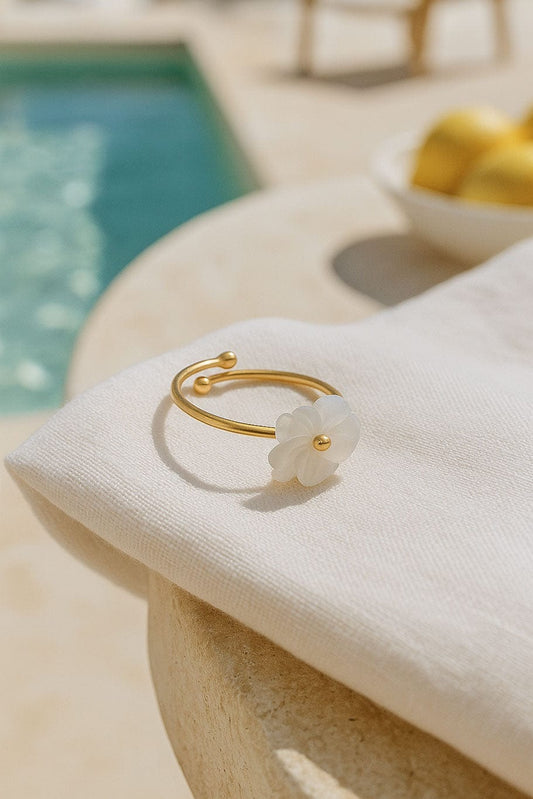 MEA NANI JEWELLERY Ring Hvit BLOM - Justerbar ring med blomsterdetalj, gullbelagt 18k