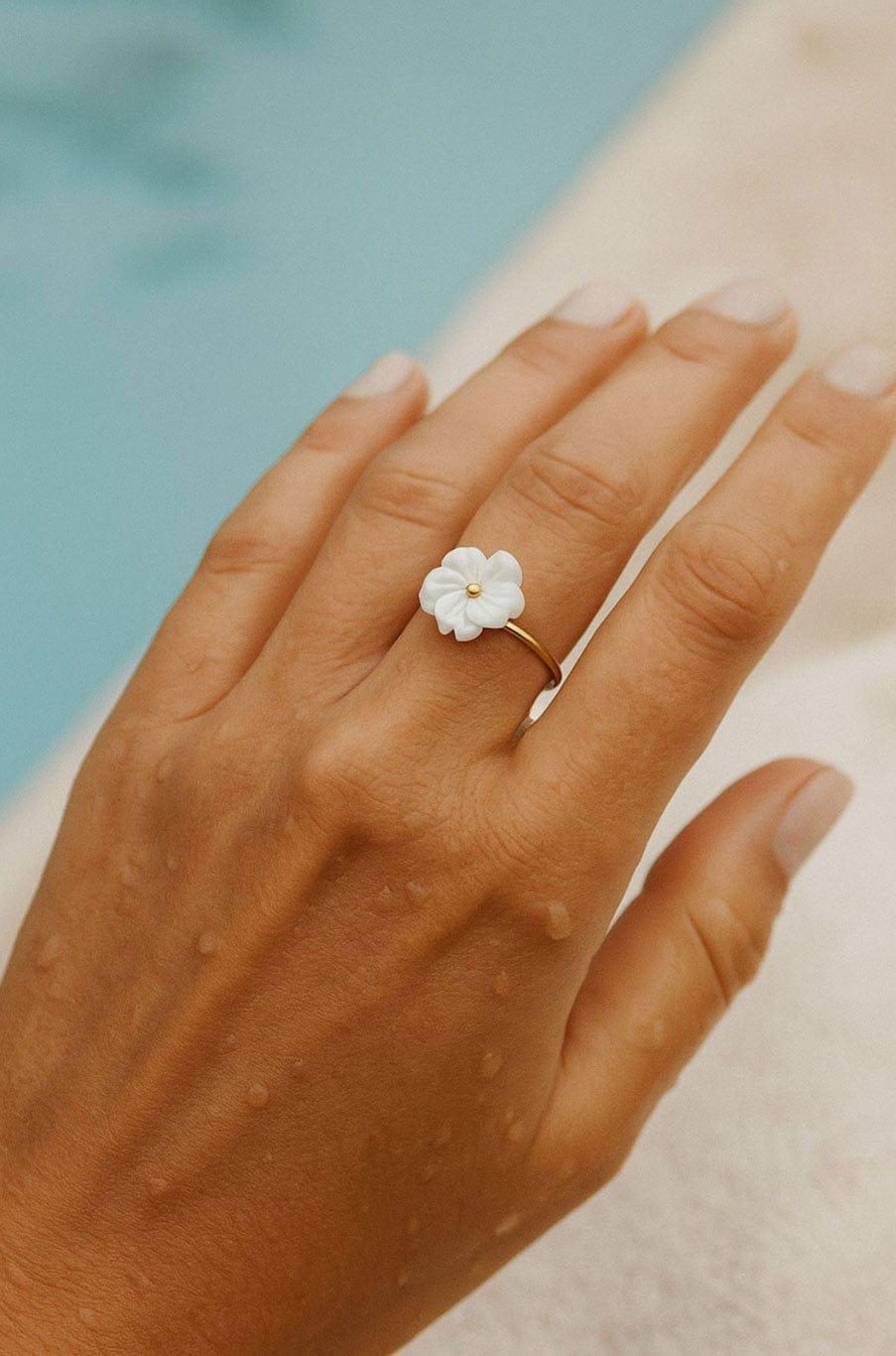 MEA NANI JEWELLERY Ring Hvit BLOM – justerbar ring med hvit blomst og 18K gullbelegg