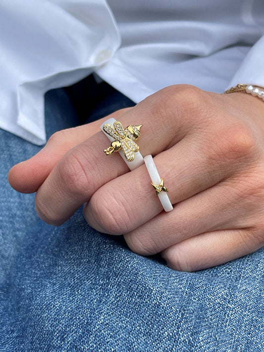 MEA NANI JEWELLERY Ring LUMINA ring – 18K gullbelagt kirurgisk stål og hvit keramikk