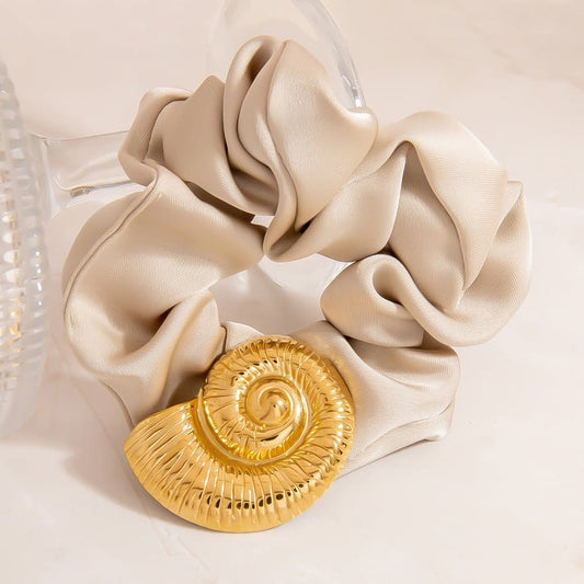 MEA NANI JEWELLERY Scrunchie GOLDEN HOUR SCRUNCHIE – beige hårstrikk med gull-detalj