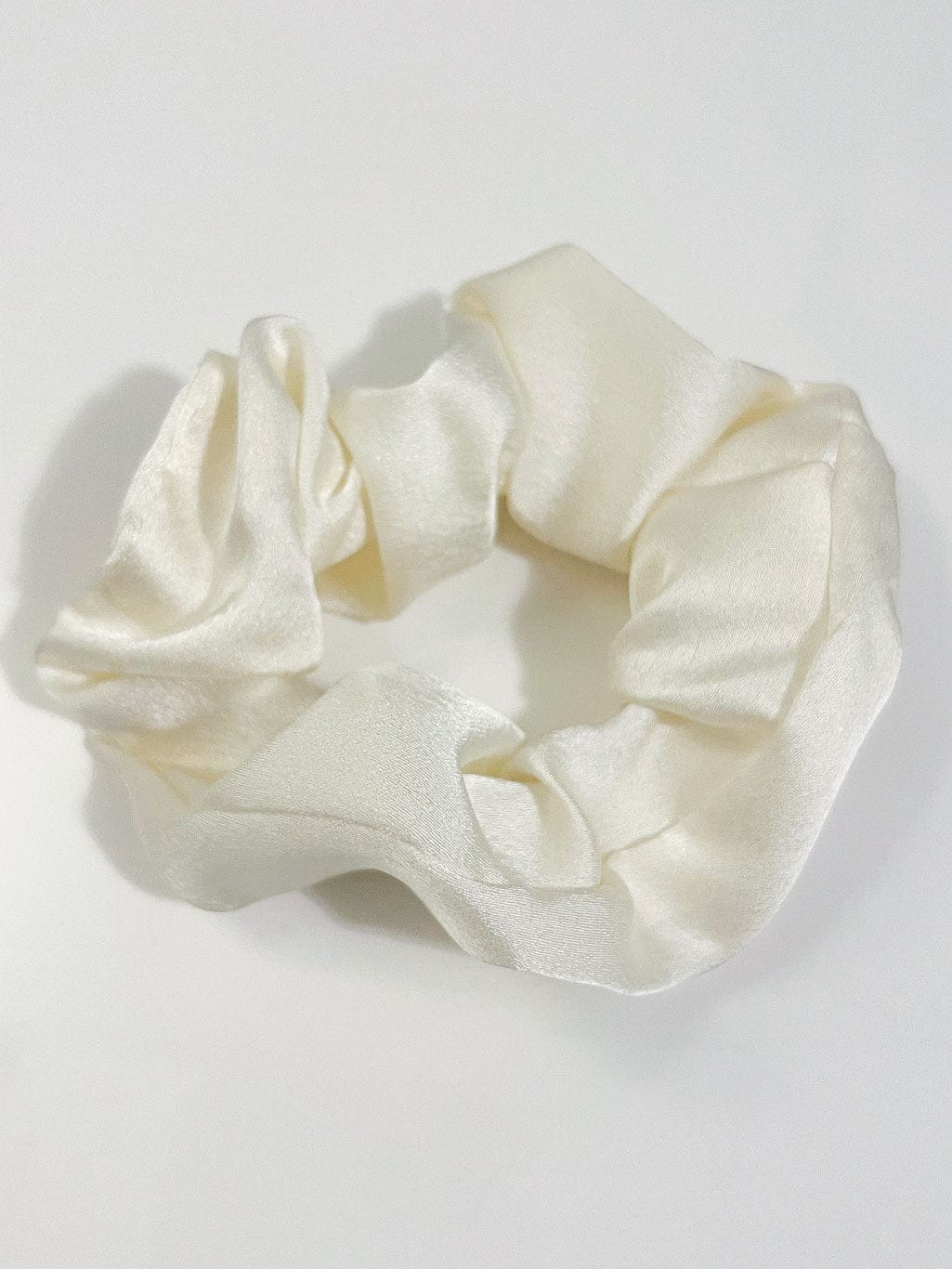 MEA NANI JEWELLERY Scrunchie KREMHVIT SCRUNCHIE I SATENG