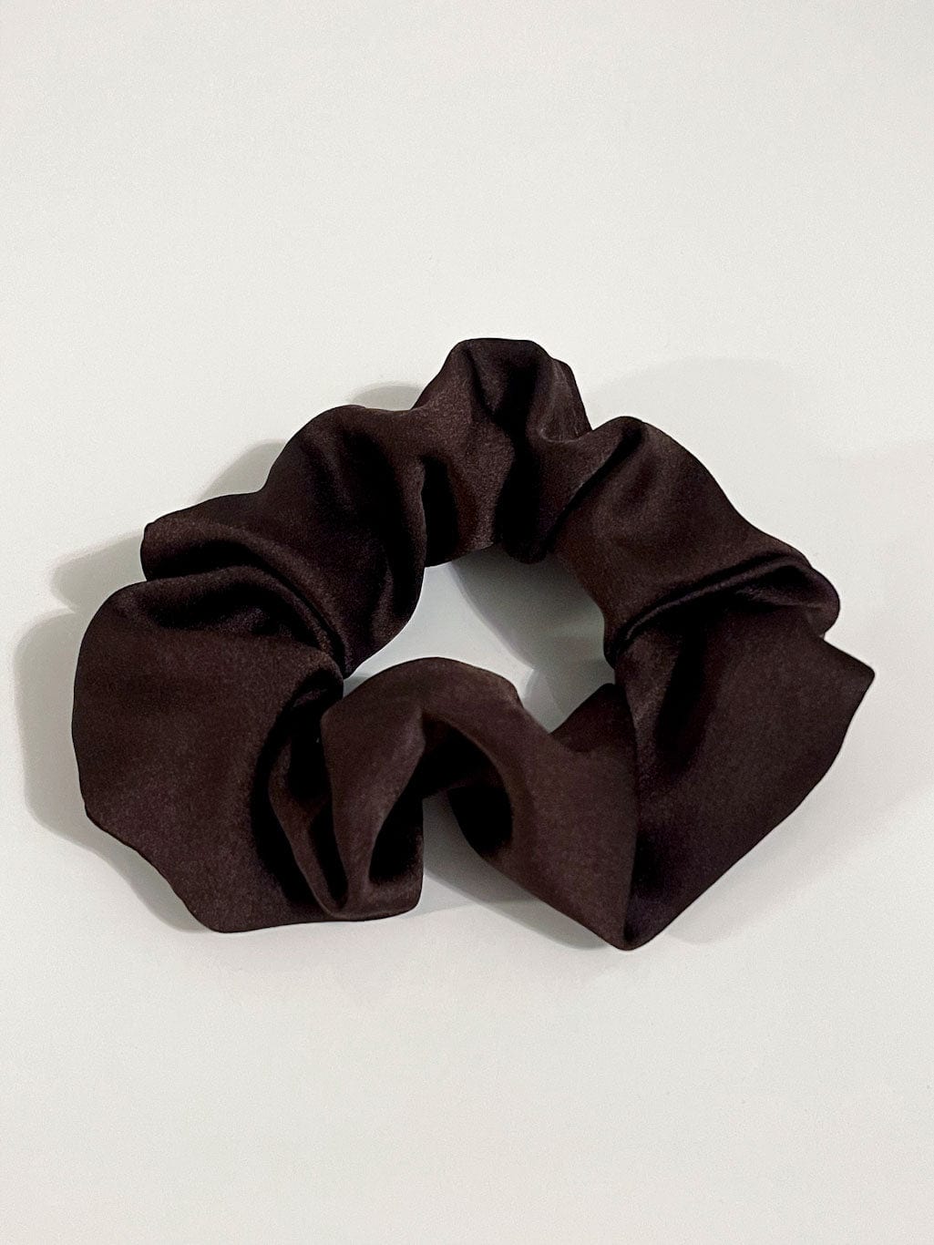 MEA NANI JEWELLERY Scrunchie MØRK BRUN SCRUNCHIE I SATENG
