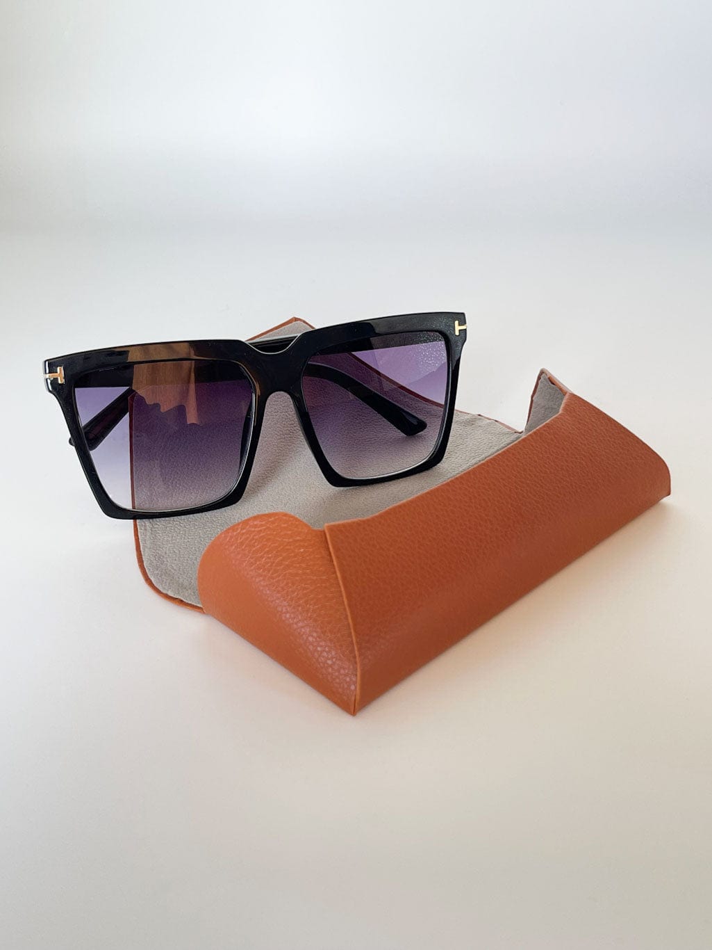 MEA NANI JEWELLERY Solbrilleetui Brun BRUNT SOLBRILLEETUI - Oppbevaringsetui for solbriller i brunt kunstskinn