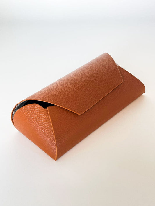 MEA NANI JEWELLERY Solbrilleetui Brun BRUNT SOLBRILLEETUI - Oppbevaringsetui for solbriller i brunt kunstskinn