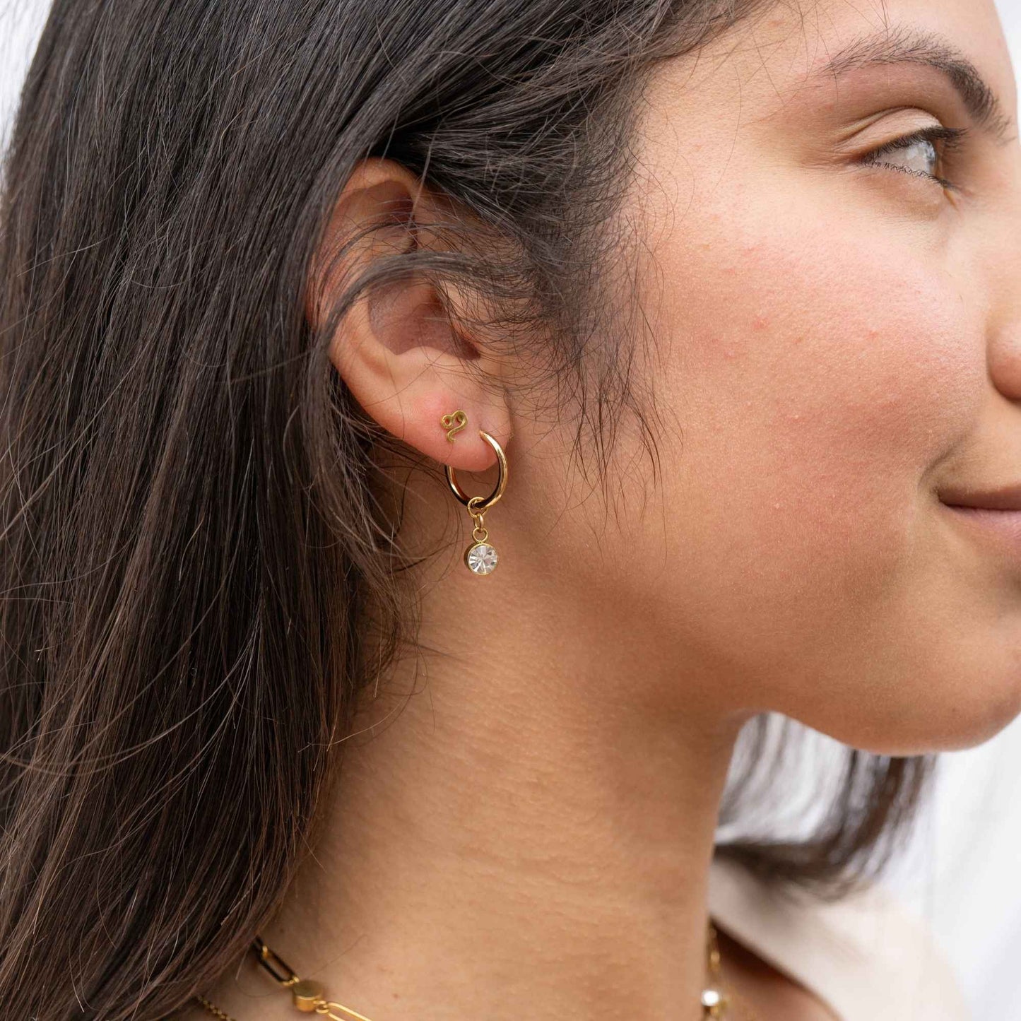 MEA NANI JEWELLERY Stjernetegn øredobber ZODIAC SIGN STUDS – Personlige stjernetegn-øredobber i 18K gullbelagt stål