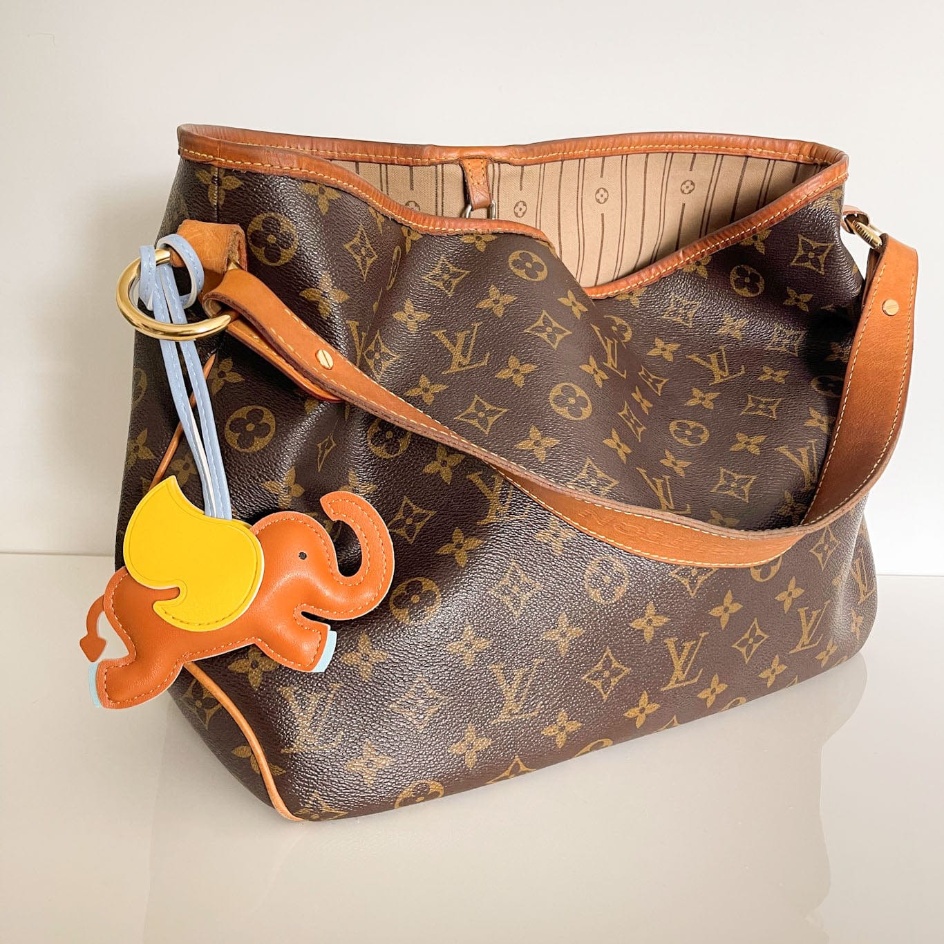 MEA NANI JEWELLERY Veskecharms ELEFLY – veskepynt i skinn, flyvende elefant med gult øre