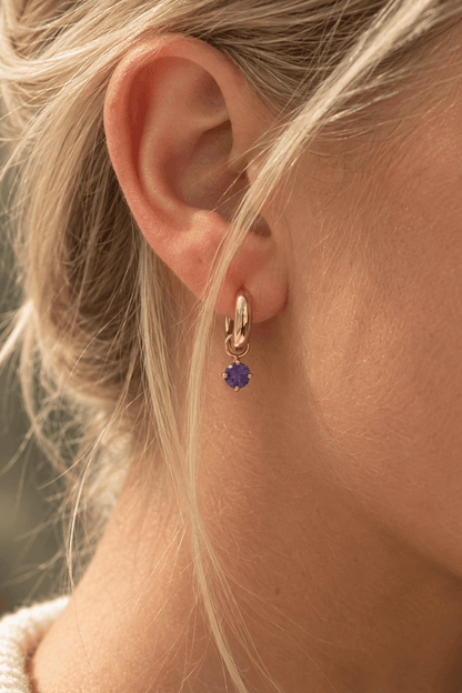 MAUVE – Små huggies med lilla stein, 14K gullbelagt