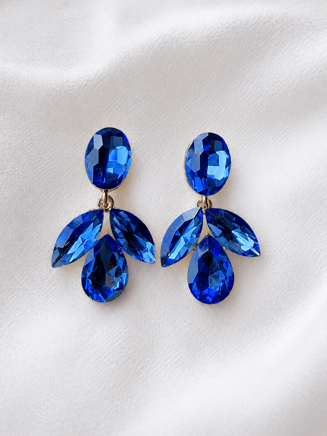MEA NANI JEWELLERY ELARA BLUE DROPS – Blå øredobber med krystaller