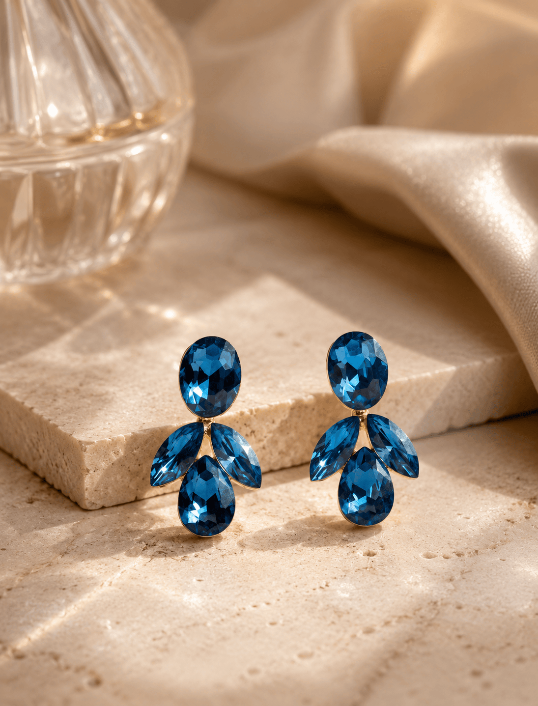 MEA NANI JEWELLERY ELARA BLUE DROPS – Blå øredobber med krystaller
