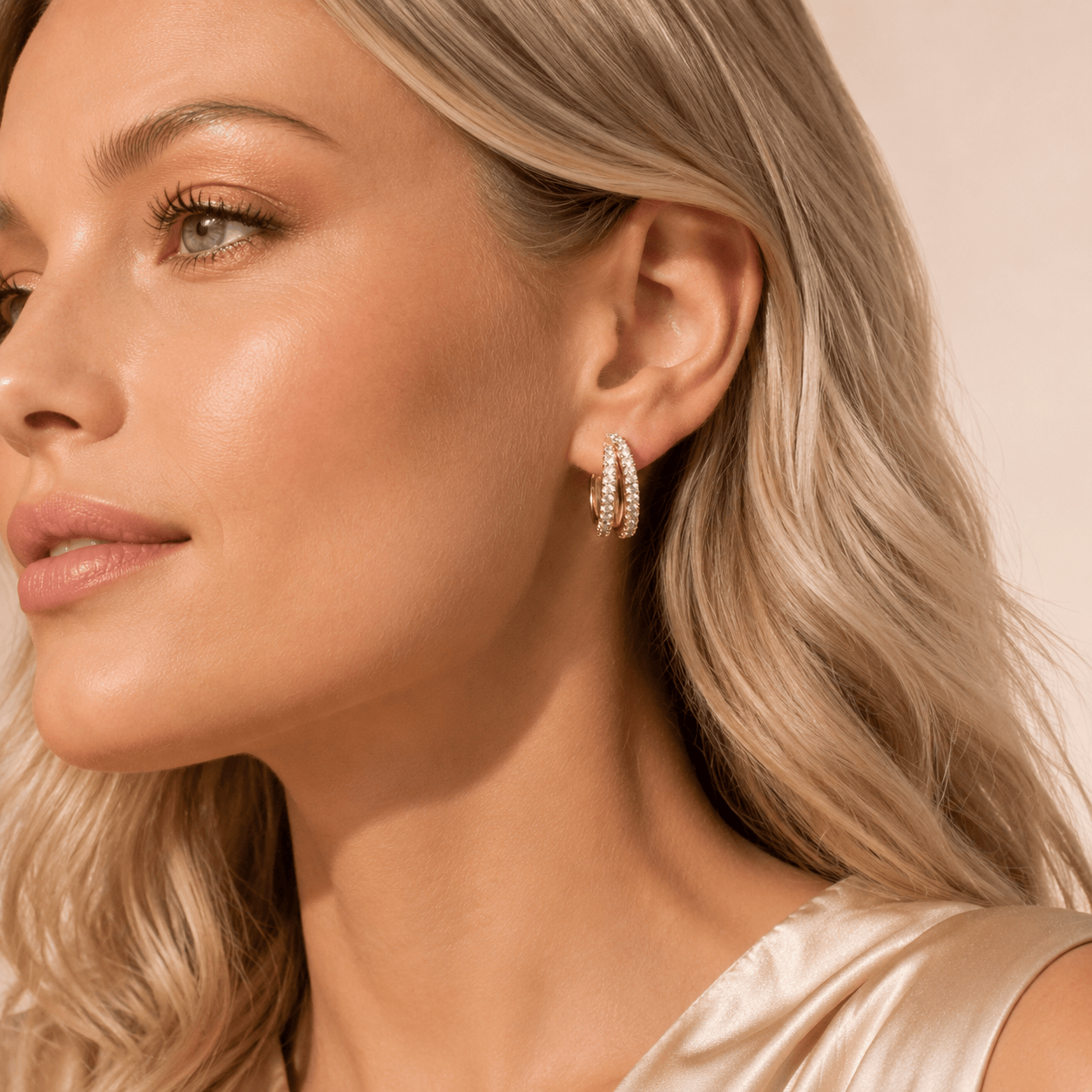 MEA NANI JEWELLERY LUMIÈRE HOOPS GOLD – gullbelagte hoops med krystaller