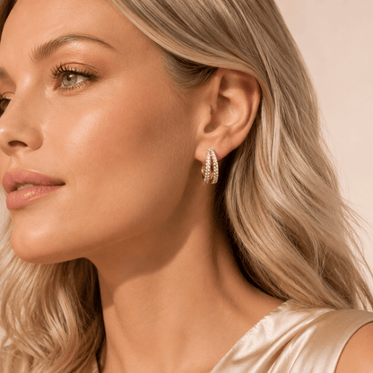 MEA NANI JEWELLERY LUMIÈRE HOOPS GOLD – gullbelagte hoops med krystaller