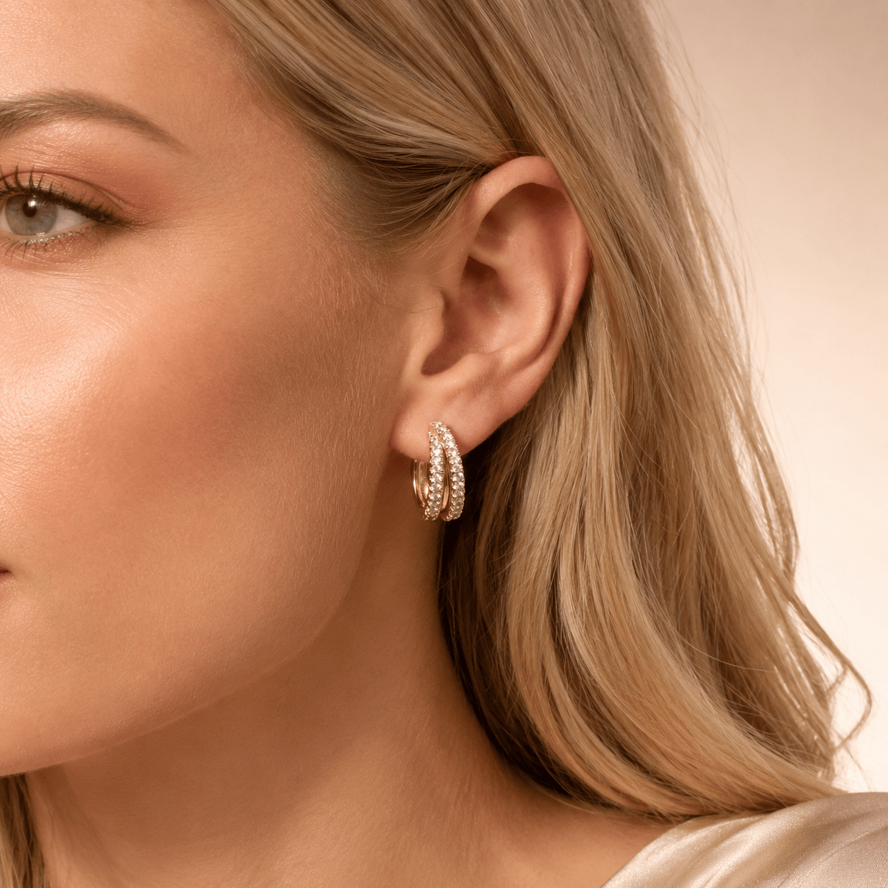 MEA NANI JEWELLERY LUMIÈRE HOOPS GOLD – gullbelagte hoops med krystaller