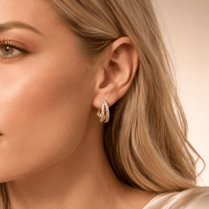 MEA NANI JEWELLERY LUMIÈRE HOOPS GOLD – gullbelagte hoops med krystaller