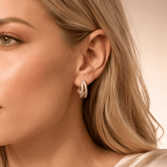 MEA NANI JEWELLERY LUMIÈRE HOOPS GOLD – gullbelagte hoops med krystaller