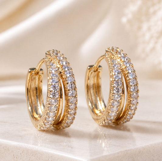MEA NANI JEWELLERY LUMIÈRE HOOPS GOLD – gullbelagte hoops med krystaller