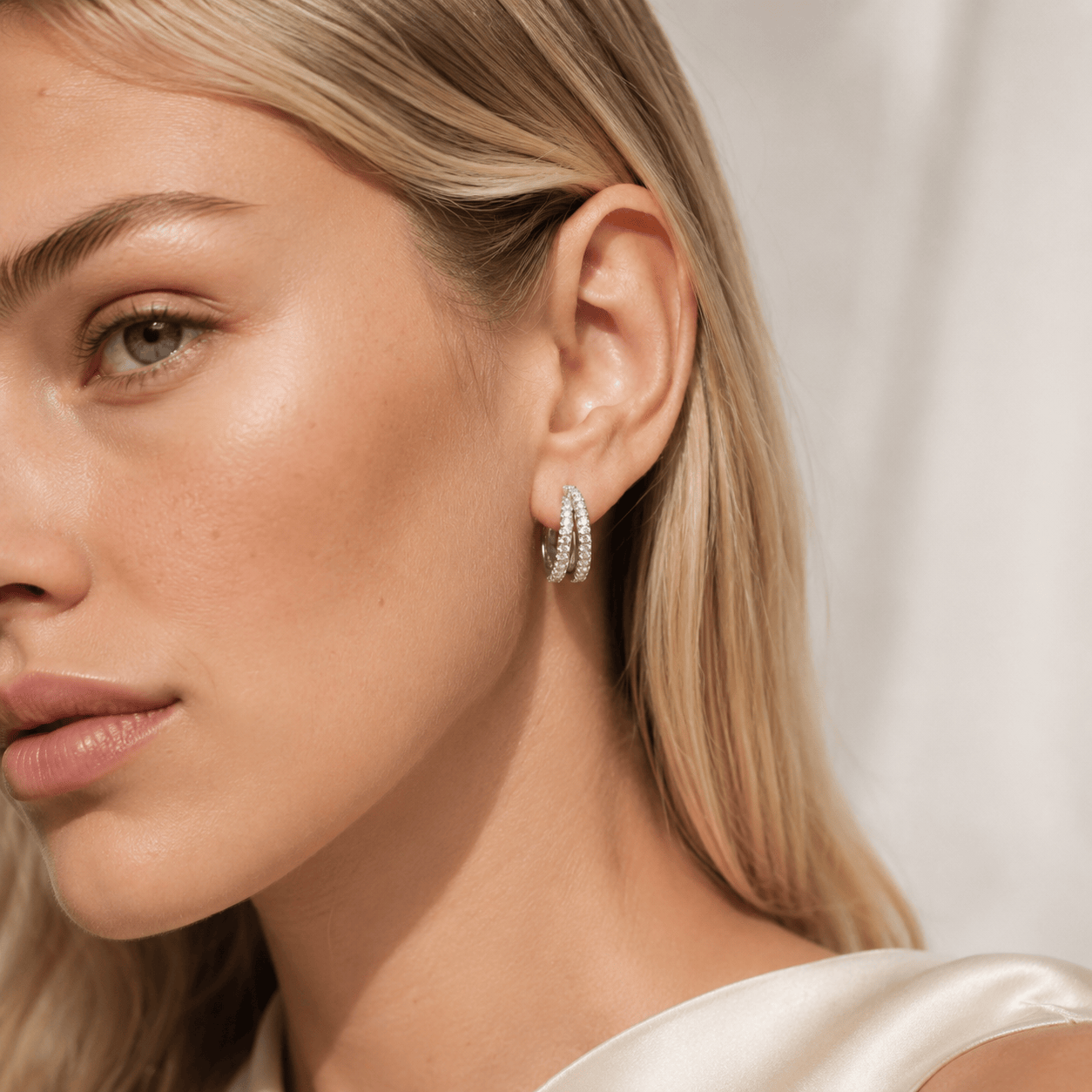 MEA NANI JEWELLERY LUMIÈRE HOOPS SILVER – sølvbelagte hoops med krystaller