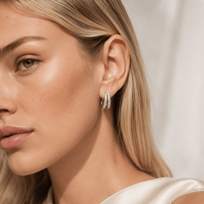 MEA NANI JEWELLERY LUMIÈRE HOOPS SILVER – sølvbelagte hoops med krystaller