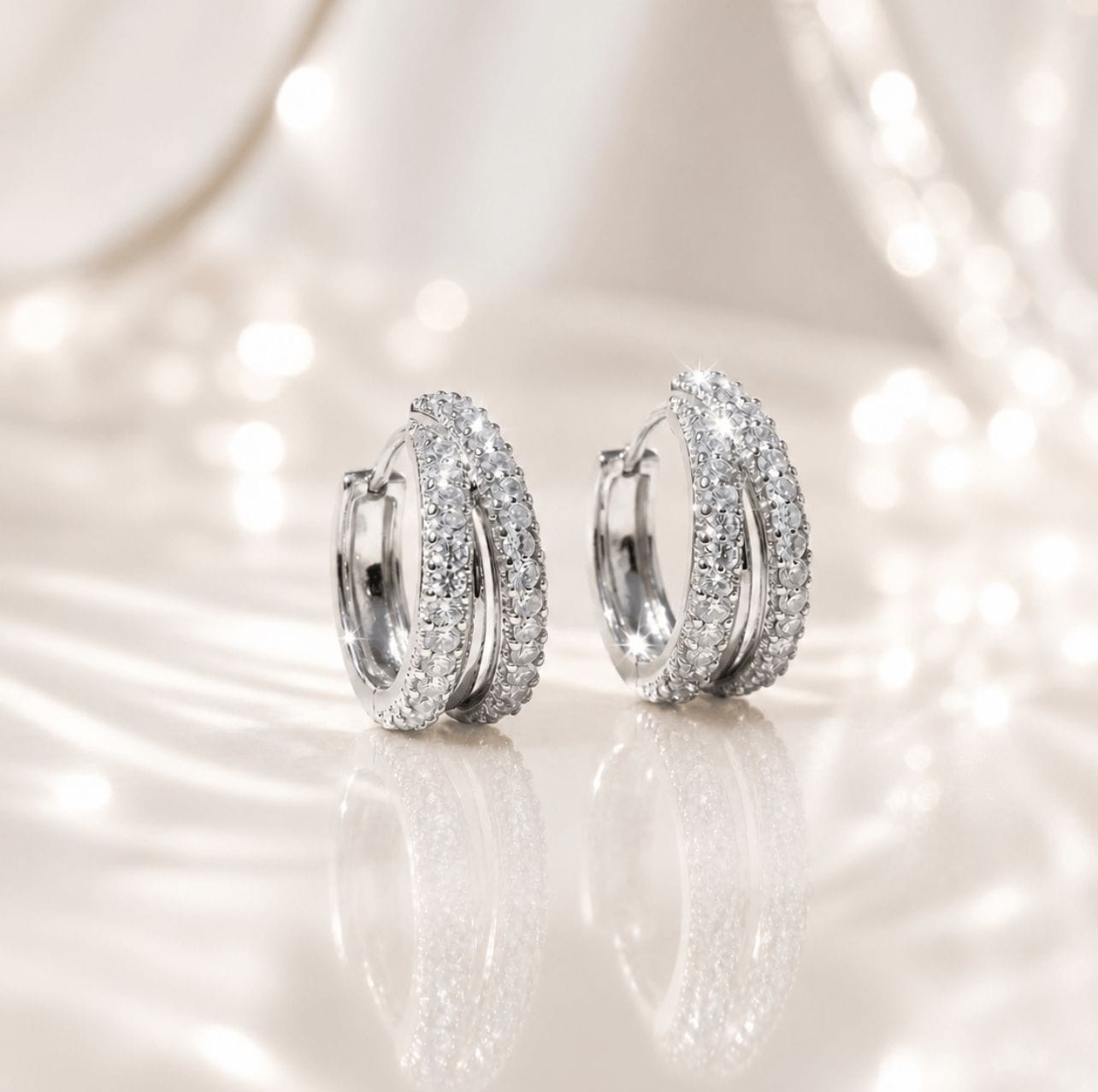 MEA NANI JEWELLERY LUMIÈRE HOOPS SILVER – sølvbelagte hoops med krystaller