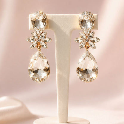 MEA NANI JEWELLERY ODETTE CRYSTAL DROPS – hengende øredobber med krystaller