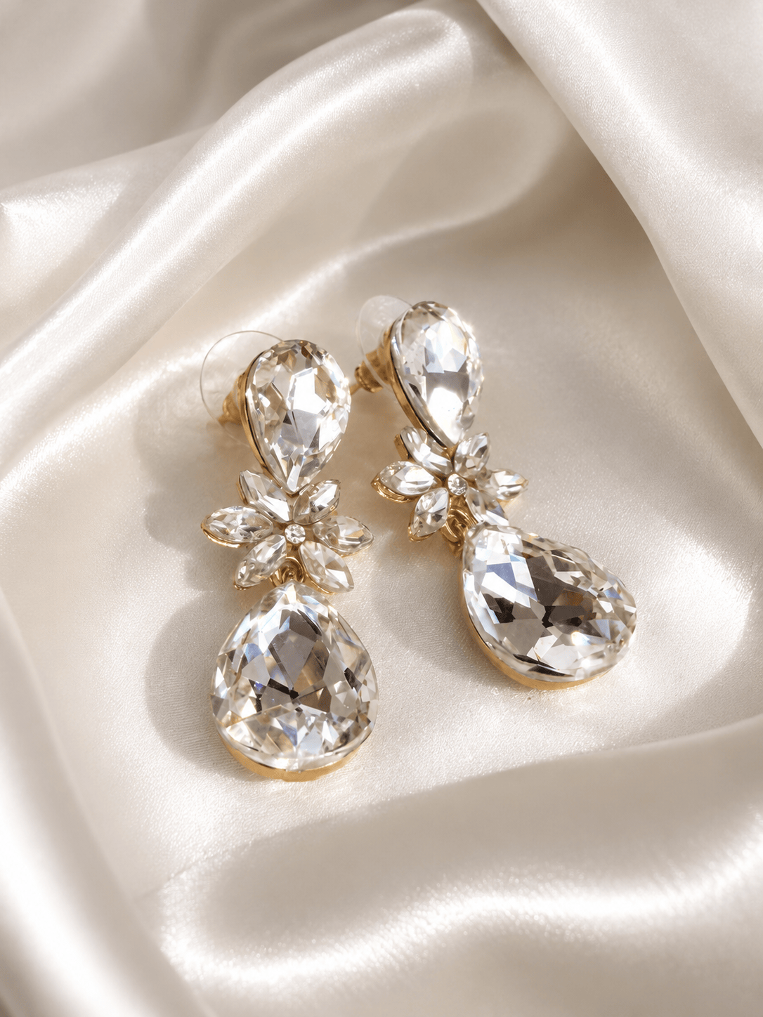 MEA NANI JEWELLERY ODETTE CRYSTAL DROPS – hengende øredobber med krystaller