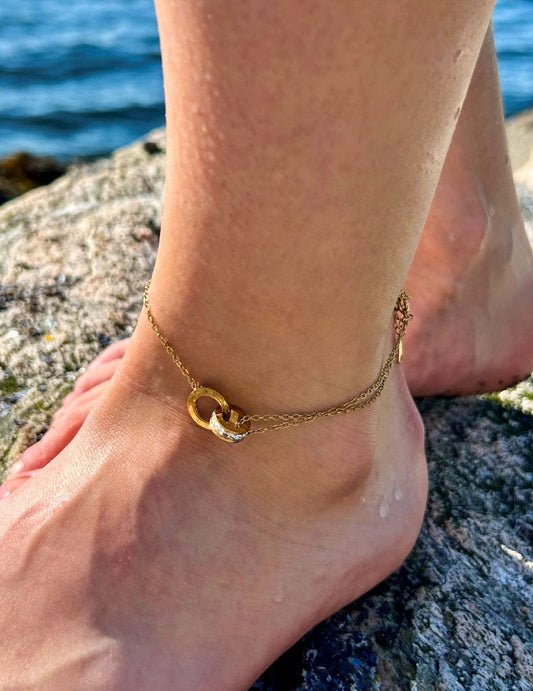MEA NANI JEWELLERY Ankellenke AURELIA – 18K gullbelagt ankellenke med romertall og zirkonia