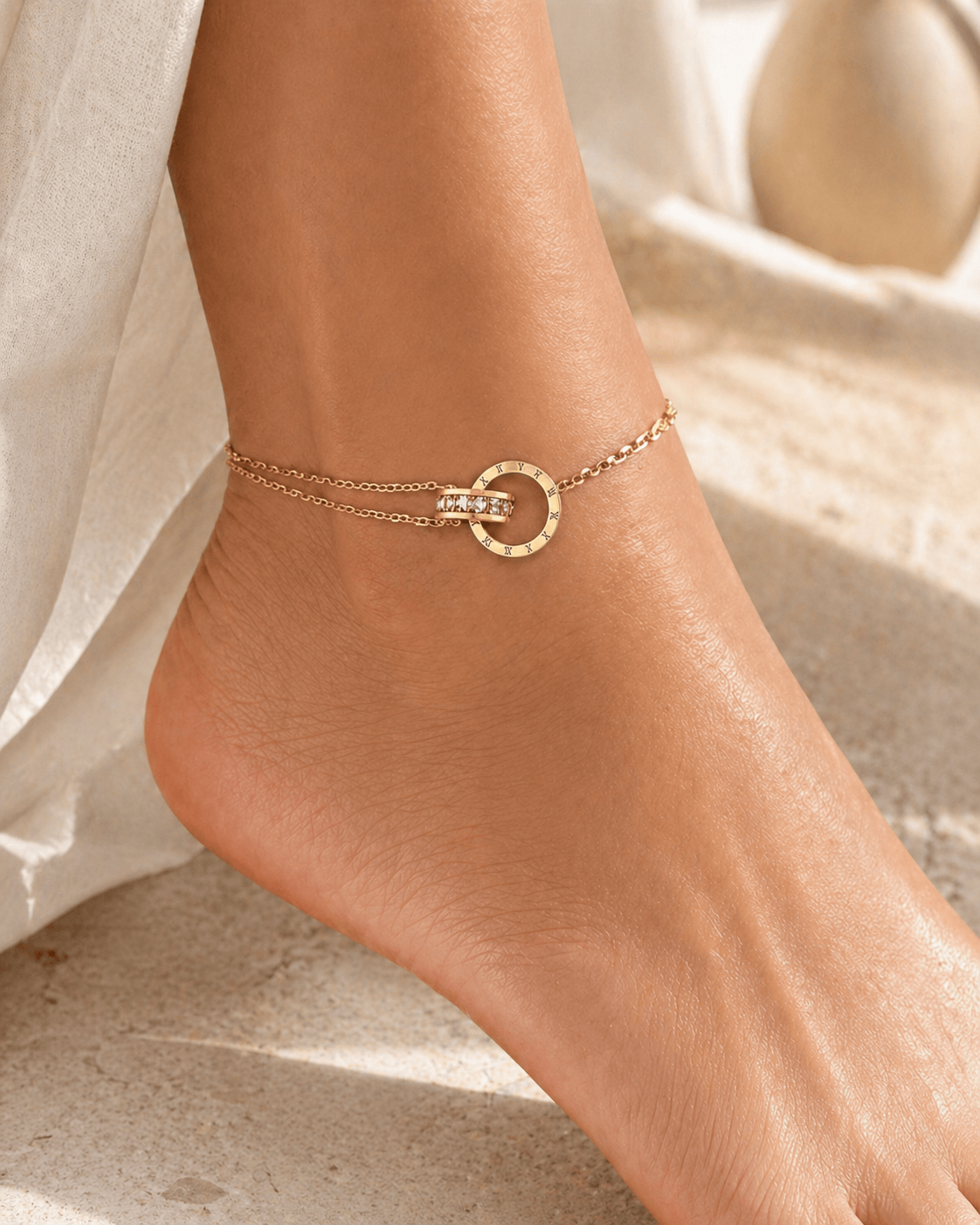 MEA NANI JEWELLERY Ankellenke AURELIA – 18K gullbelagt ankellenke med romertall og zirkonia