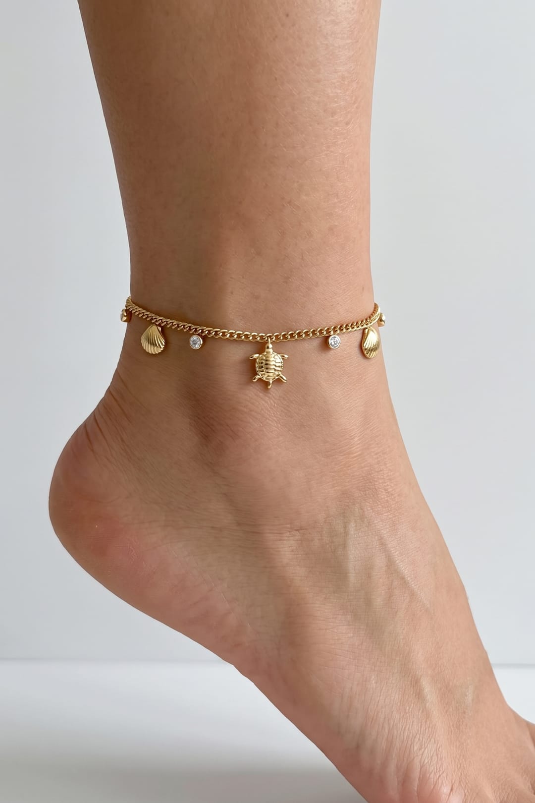 MEA NANI JEWELLERY Ankellenke Default CASTAWAY – ankellenke med skilpadde og skjell, belagt med 14K ekte gull