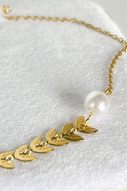 MEA NANI JEWELLERY Ankellenke NAYA – 18K gullbelagt ankellenke med fiskehaler og perledetaljer