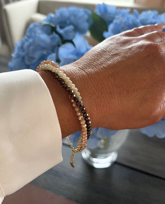 MEA NANI JEWELLERY Armbånd Beige IRIS - GULLBELAGT KRYSTALLARMBÅND I BEIGE/BRUNT